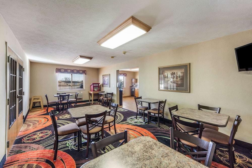 Super 8 by Wyndham Cozad photo 30