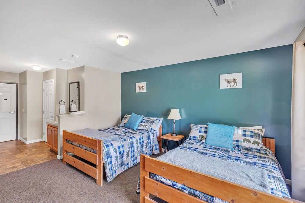 Green Goose Lodge - Studio Apt Sleeps 4 Condo photo 15