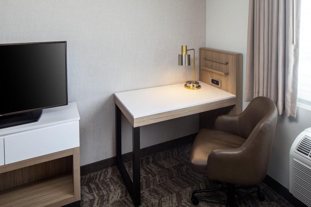 SpringHill Suites by Marriott New York JFK Airport/Jamaica photo 2