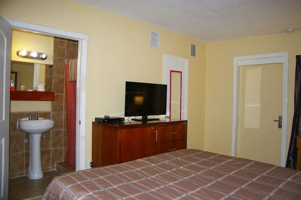 Holiday House Motel photo 8
