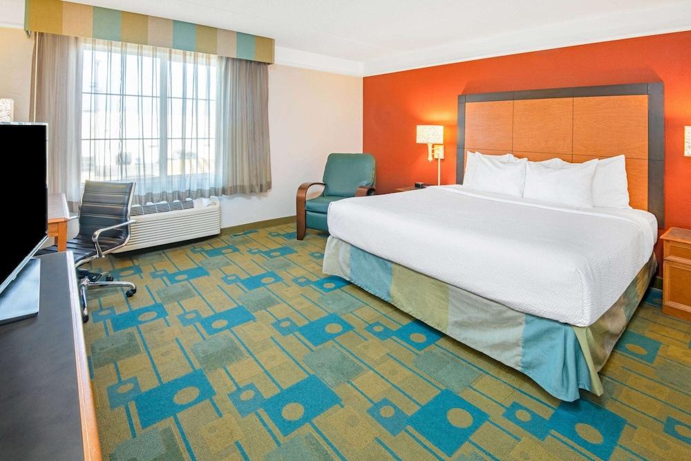 La Quinta Inn & Suites by Wyndham Sherman photo 5