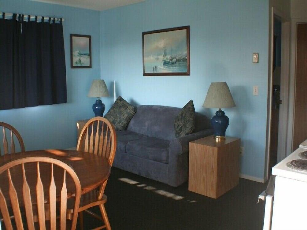 Montauk Oceanside Suites photo 55