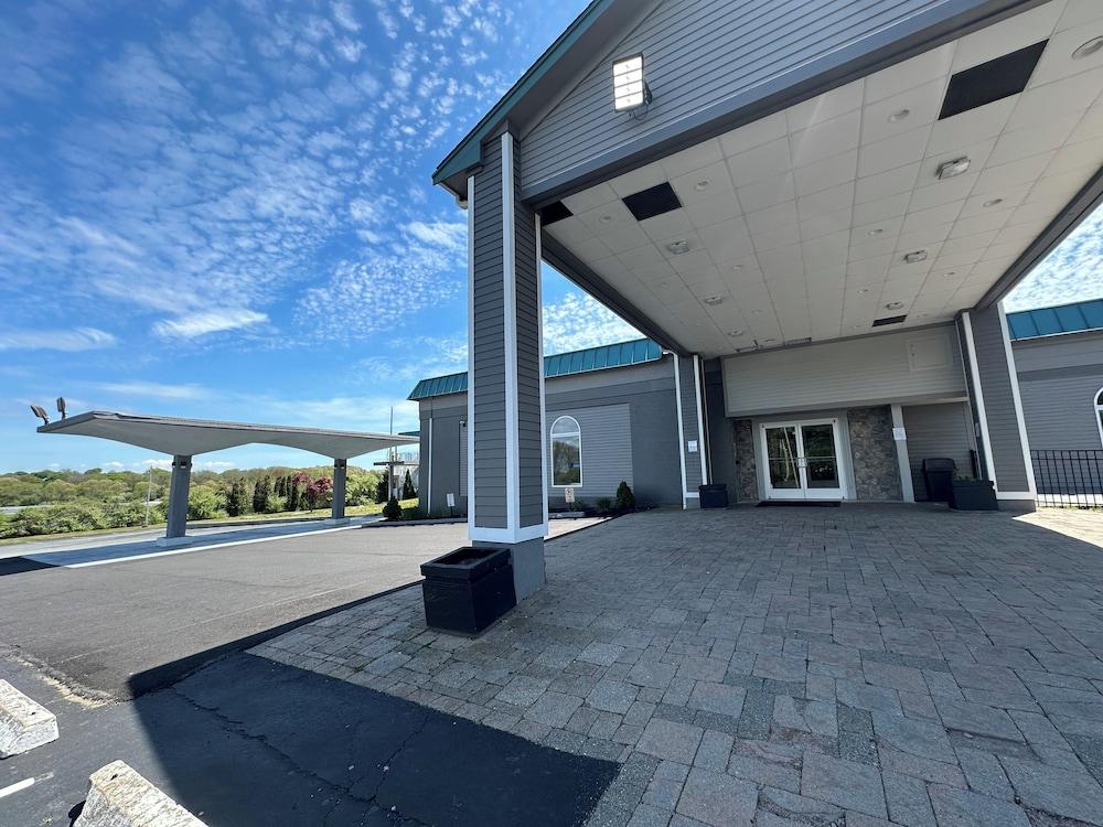 Whaler Inn and Suites photo 44
