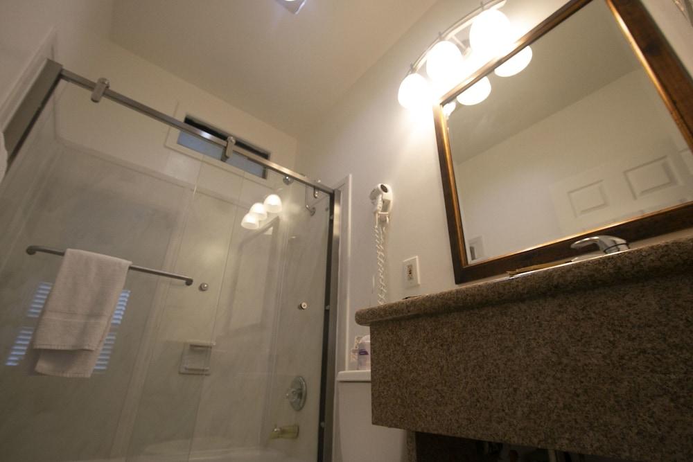 Alpha Inn & Suites photo 32