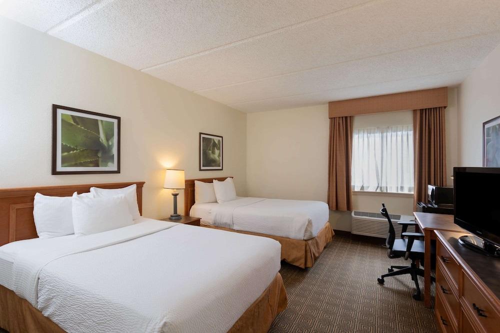 La Quinta Inn & Suites by Wyndham Jacksonville Mandarin photo 4