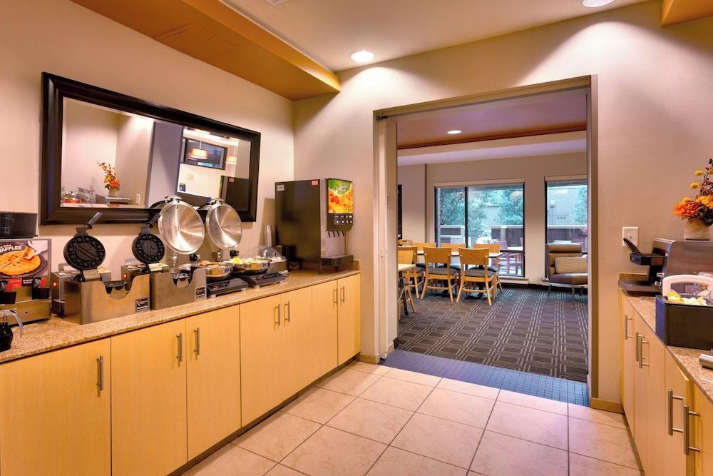 TownePlace Suites by Marriott Omaha West photo 9