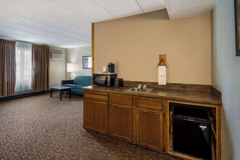 Econo Lodge Duluth near Miller Hill Mall photo 23