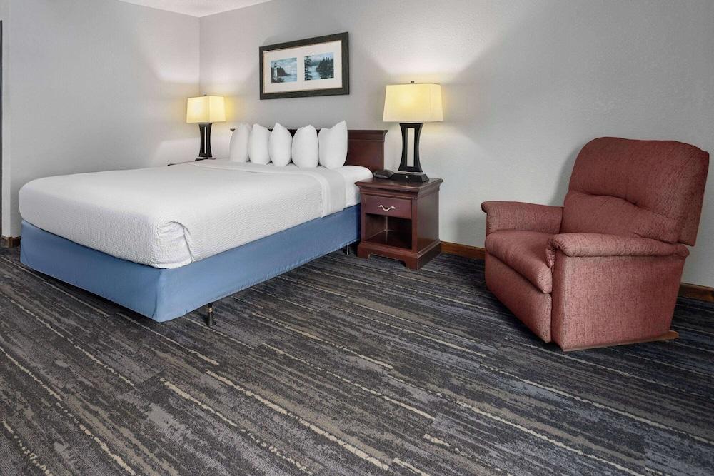 Days Inn by Wyndham Iron Mountain photo 61