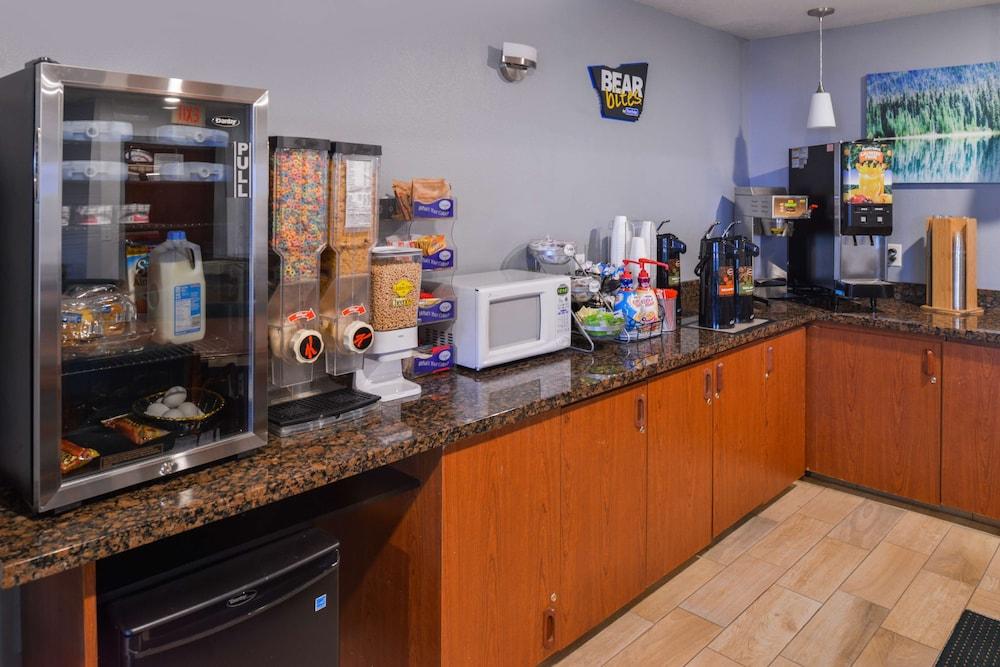 Travelodge Suites by Wyndham Newberg photo 47