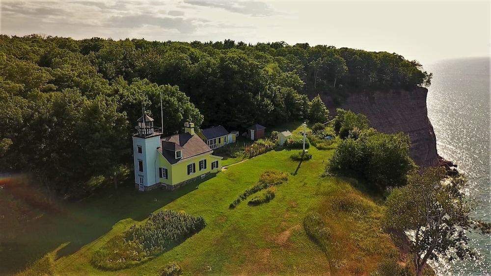 Pictured Rocks Inn & Suites photo 41