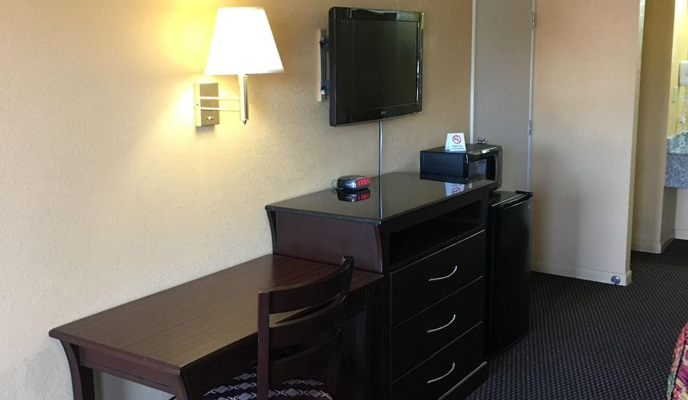 Redwood Inn and Suites photo 9