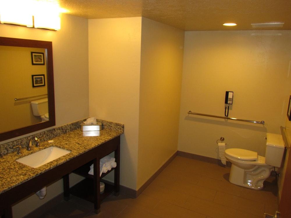 Heartland Inn and Suites photo 41
