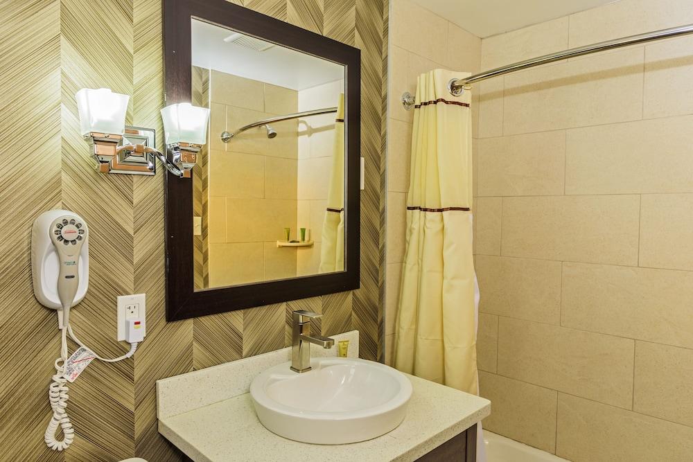 AArya Hotel By Niagara Fashion Outlets photo 26