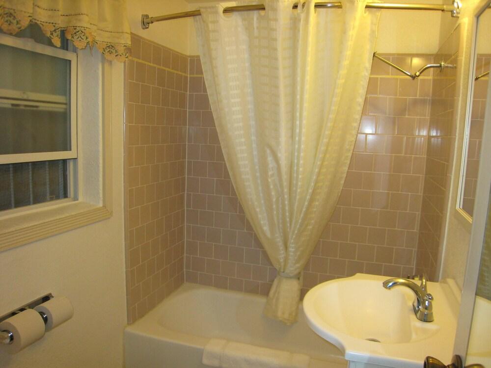 Town House Motel photo 17