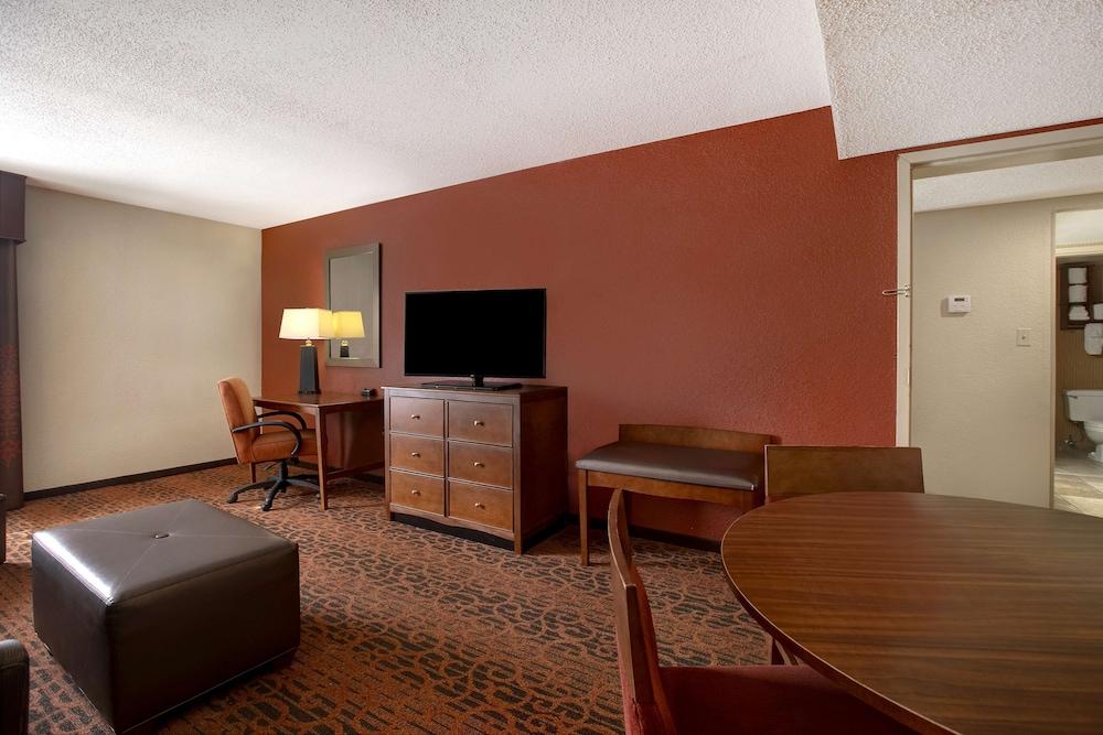 Hampton Inn Ft. Wayne-Southwest photo 21