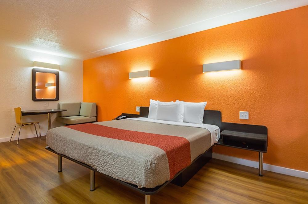Motel 6 Garland, TX - Northeast Dallas photo 2