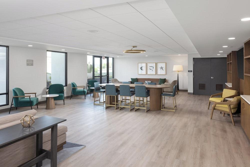 Holiday Inn & Suites Monterey Park Los Angeles by IHG photo 59