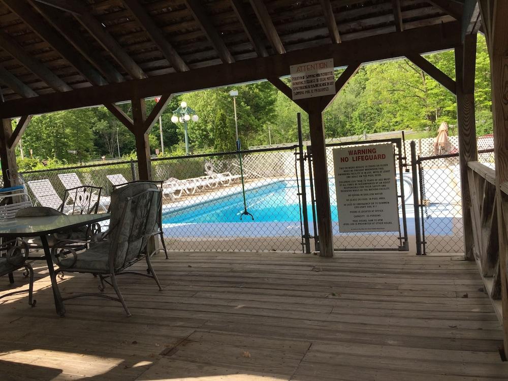 Adirondack Oasis Motel photo 43