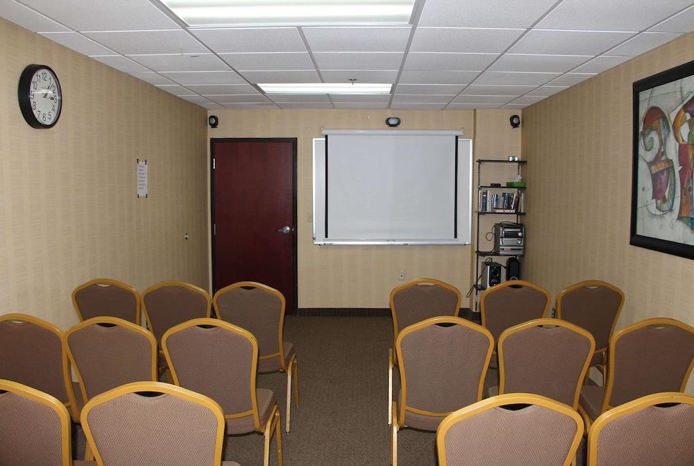Jameson Inn and Suites Riverdale photo 40