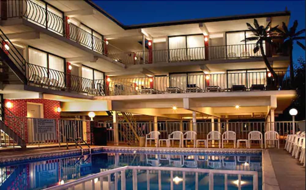 AA Heart of Wildwood Motels photo 1