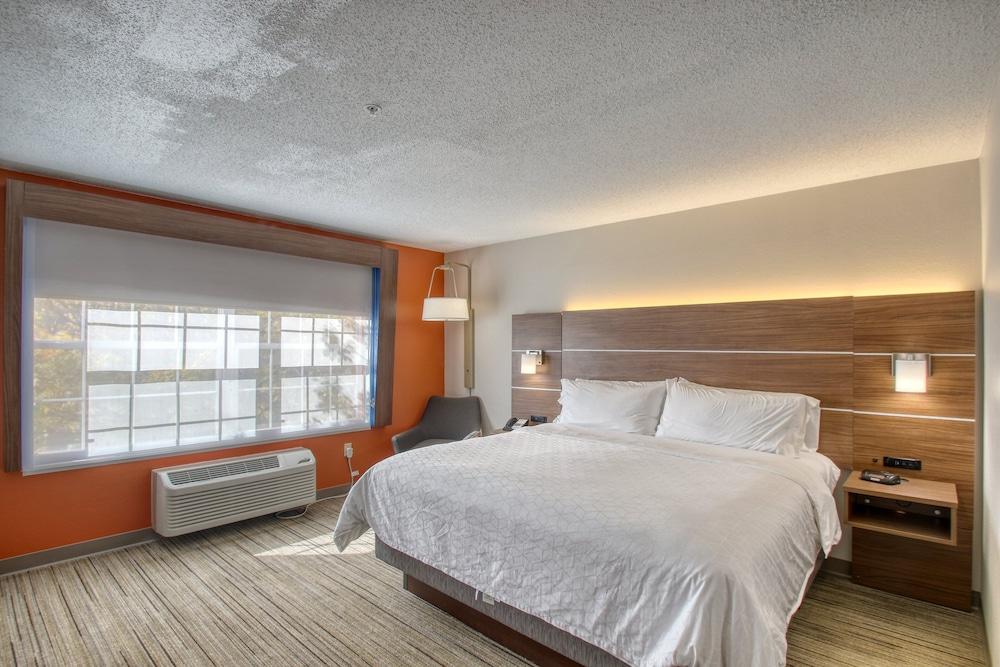Holiday Inn Express Hotel & Suites Oshkosh by IHG photo 28