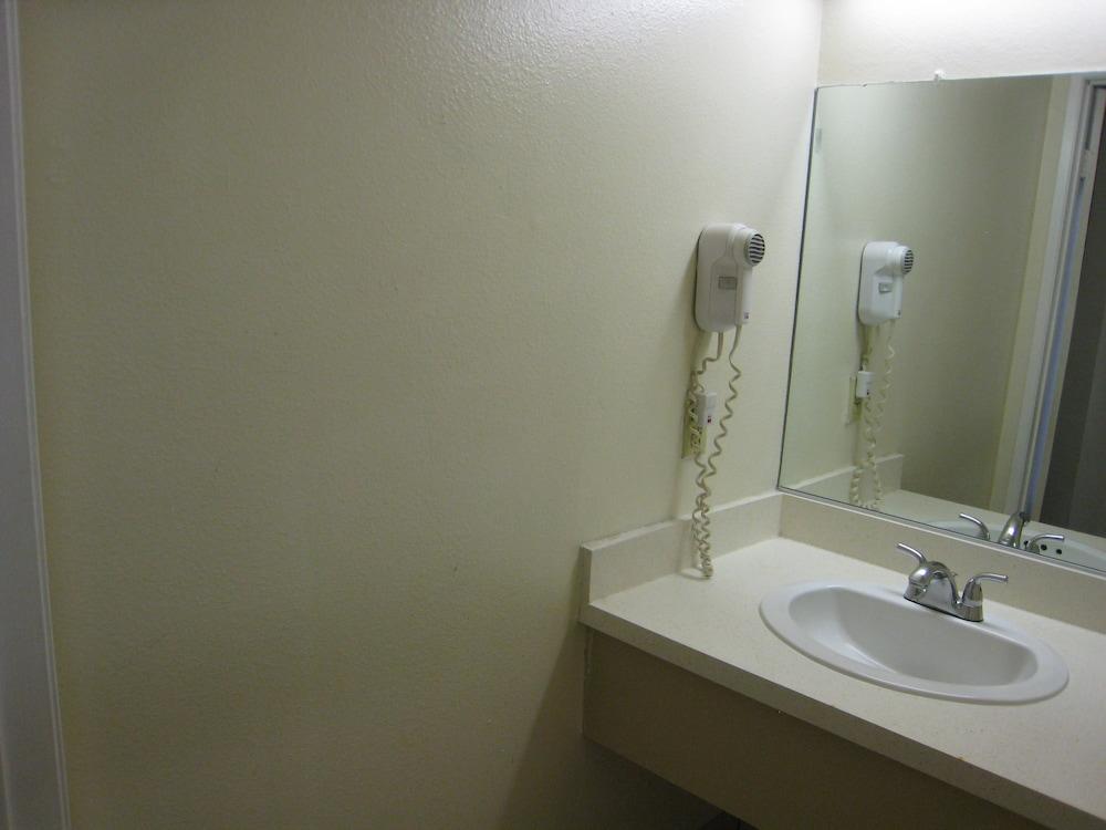 Town House Motel photo 20