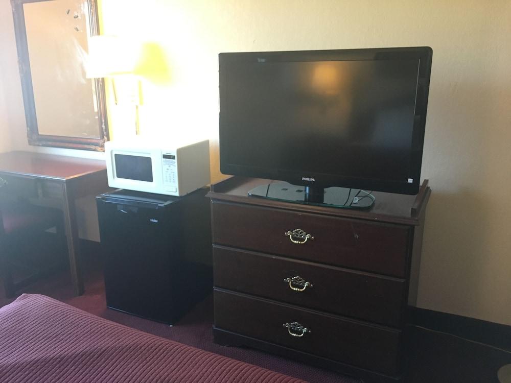 Derby Inn & Suites photo 10