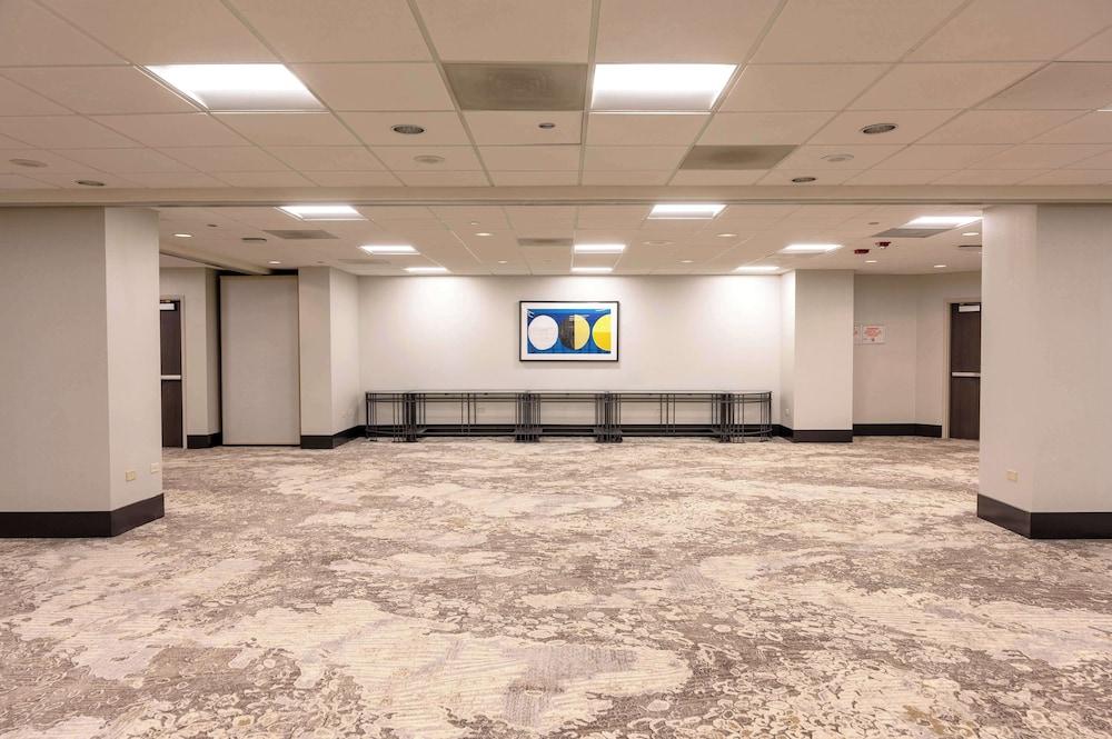Hilton Chicago O'Hare Airport photo 13