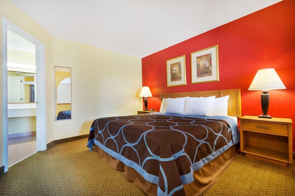 Super 8 by Wyndham Lancaster photo 12