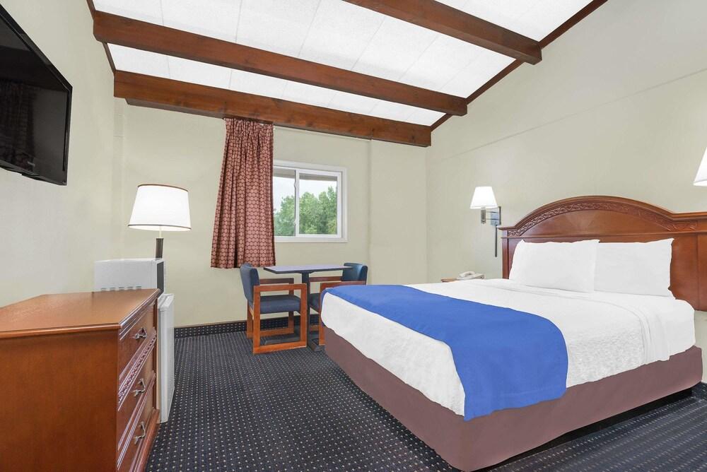 Travelodge by Wyndham Lima OH photo 17