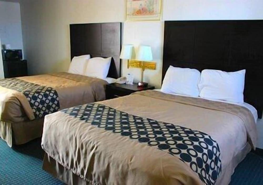 Rodeway Inn photo 6
