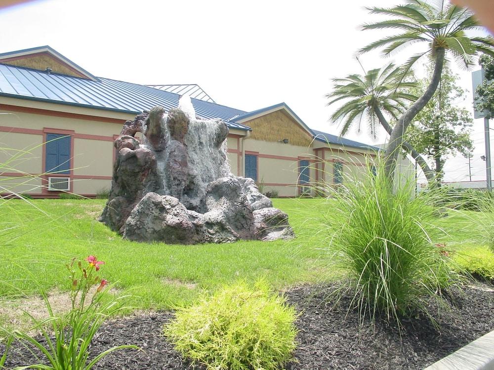 Wildwood Inn Tropical Dome & Theme Suites photo 10