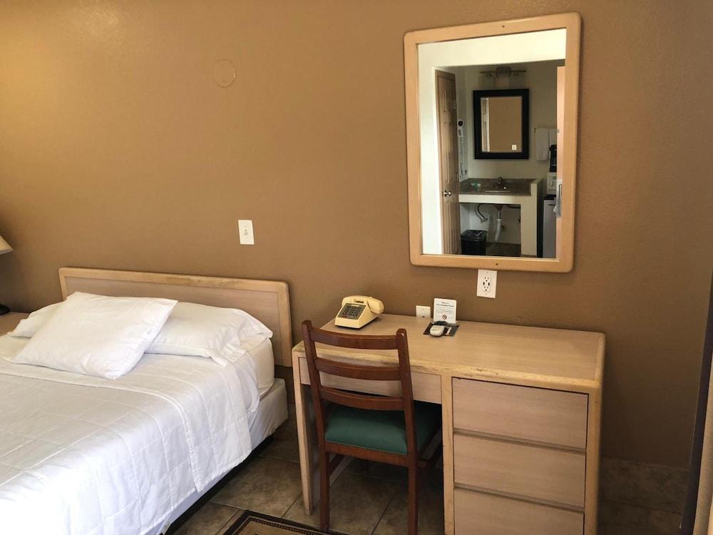 Topper Motel photo 27
