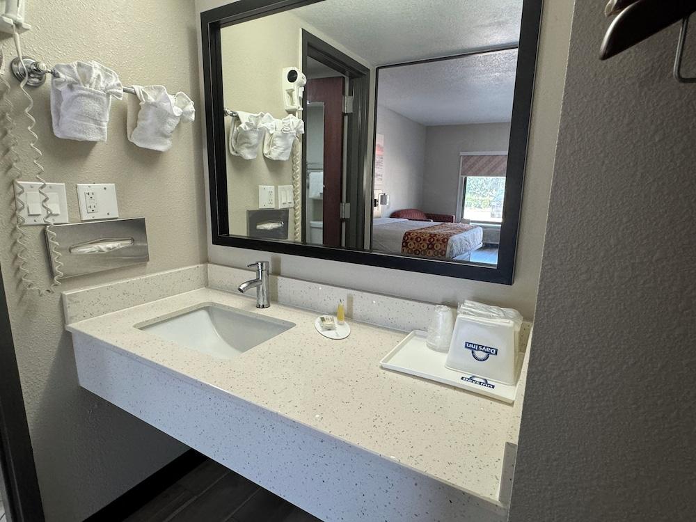 Days Inn by Wyndham Longview South photo 11