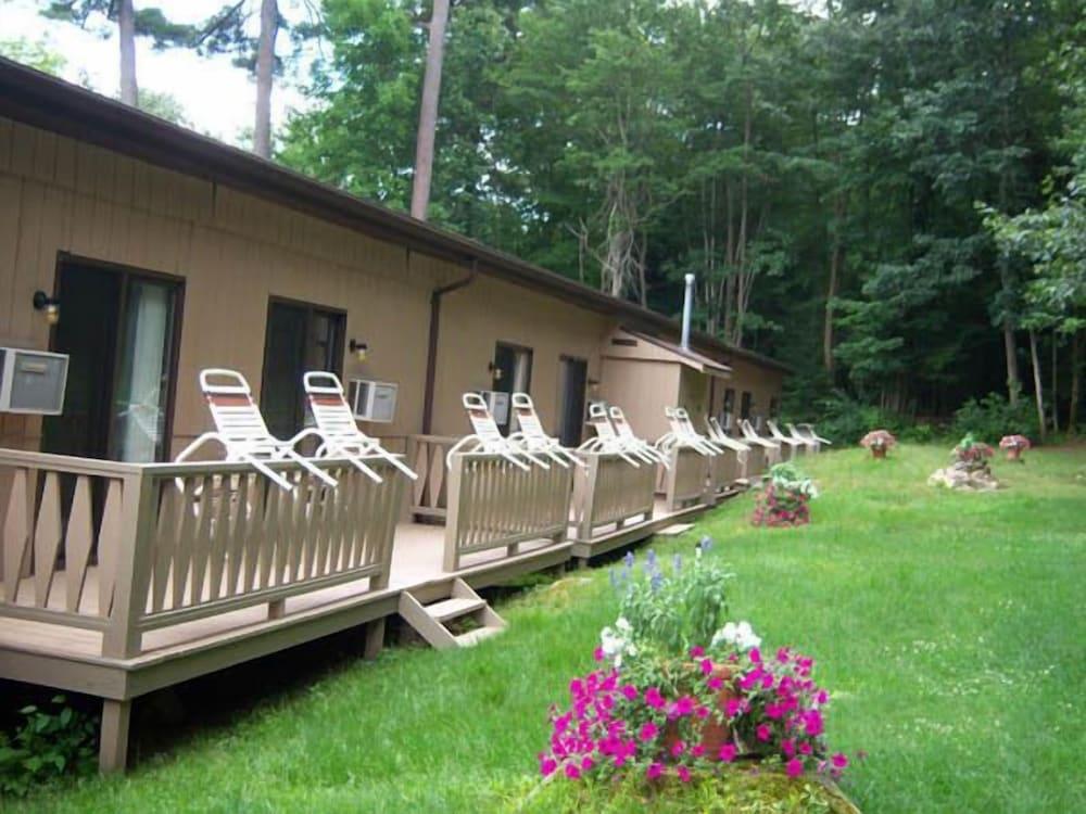 Tall Pines Motel photo 51