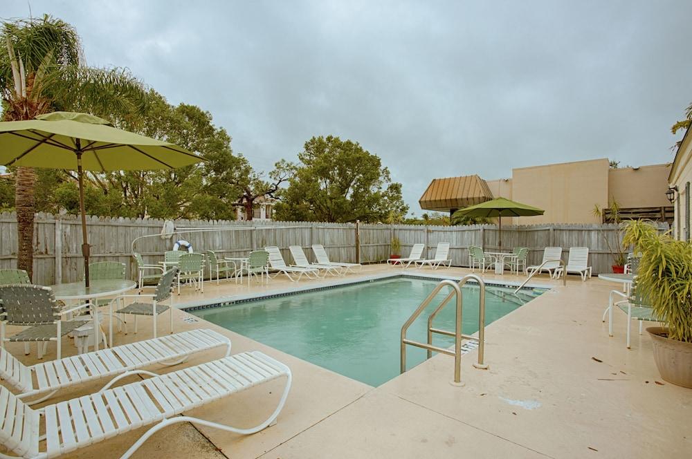 Island Breeze Inn photo 2