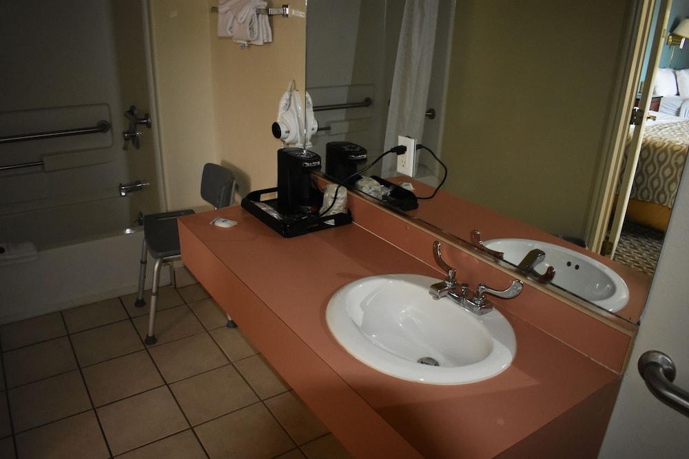 Rodeway Inn photo 23