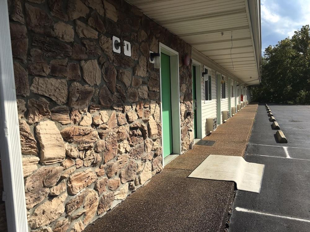 Lexington Inn photo 5