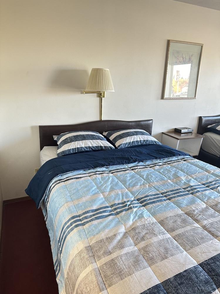 The Davenport Motel photo 28