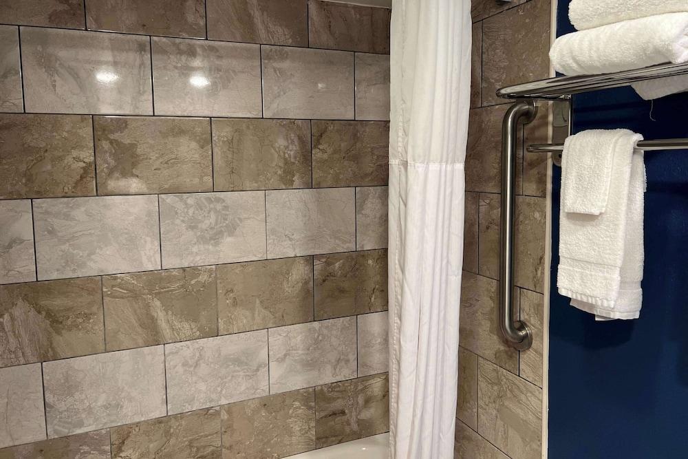 Quality Inn & Suites Louisville East photo 29