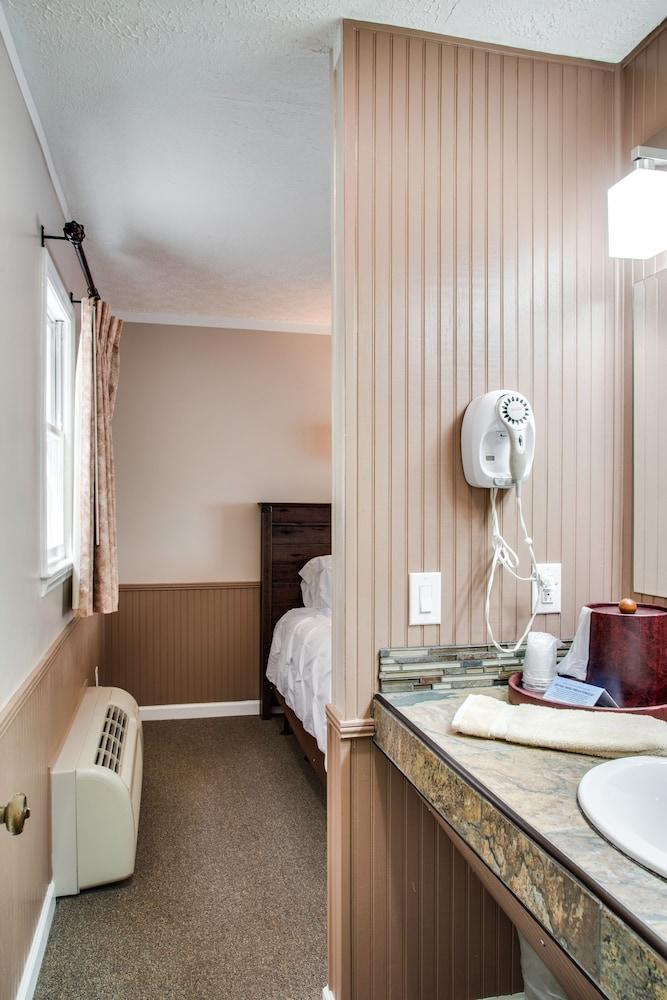 Boxwood Lodge photo 26