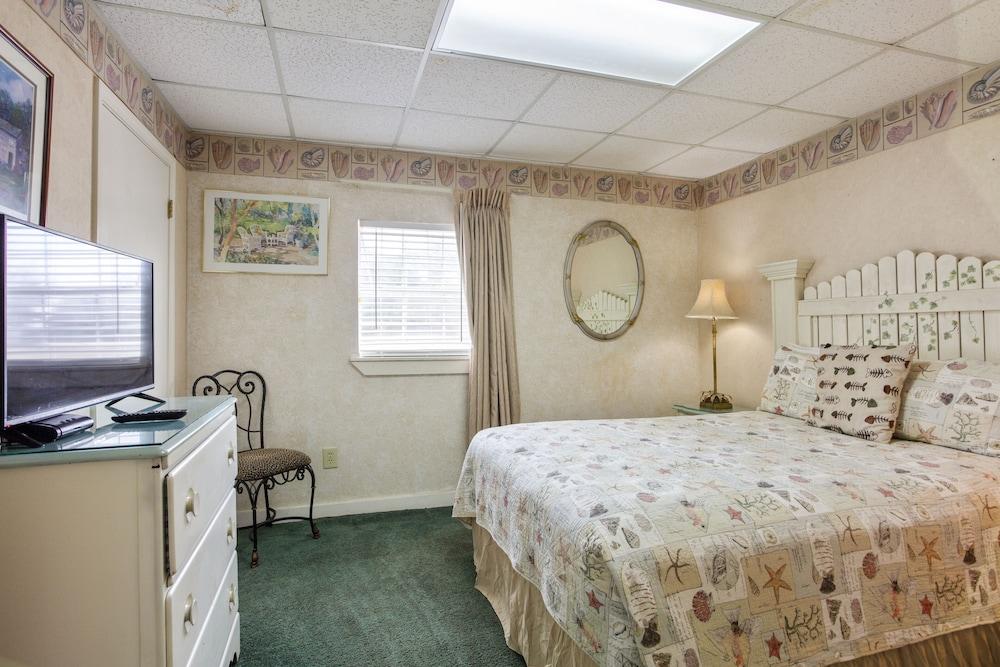 Edgewater Inn photo 43