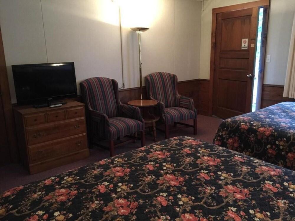Holiday House Inn photo 22