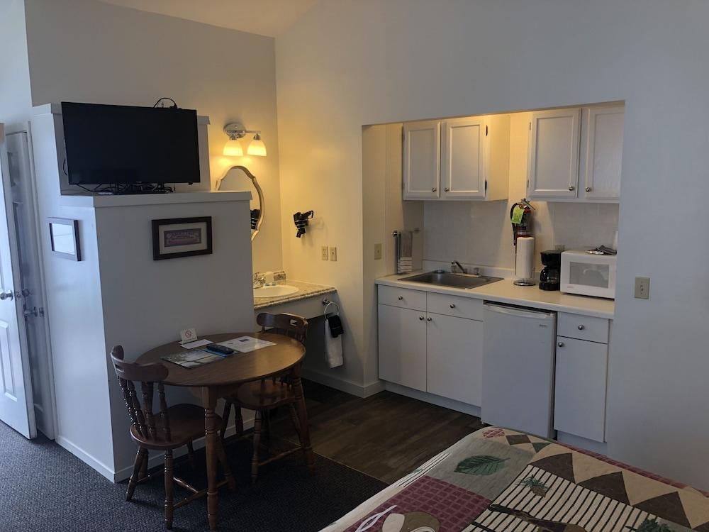 Harbor's Edge Motel photo 40