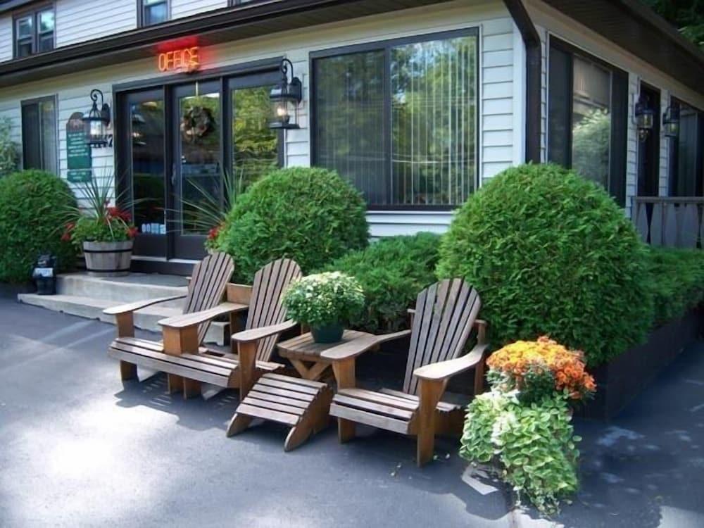 Tall Pines Motel photo 36