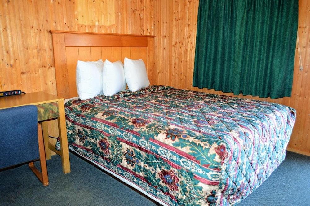 Green Acre Motel by OYO Near Rush County Airport photo 18