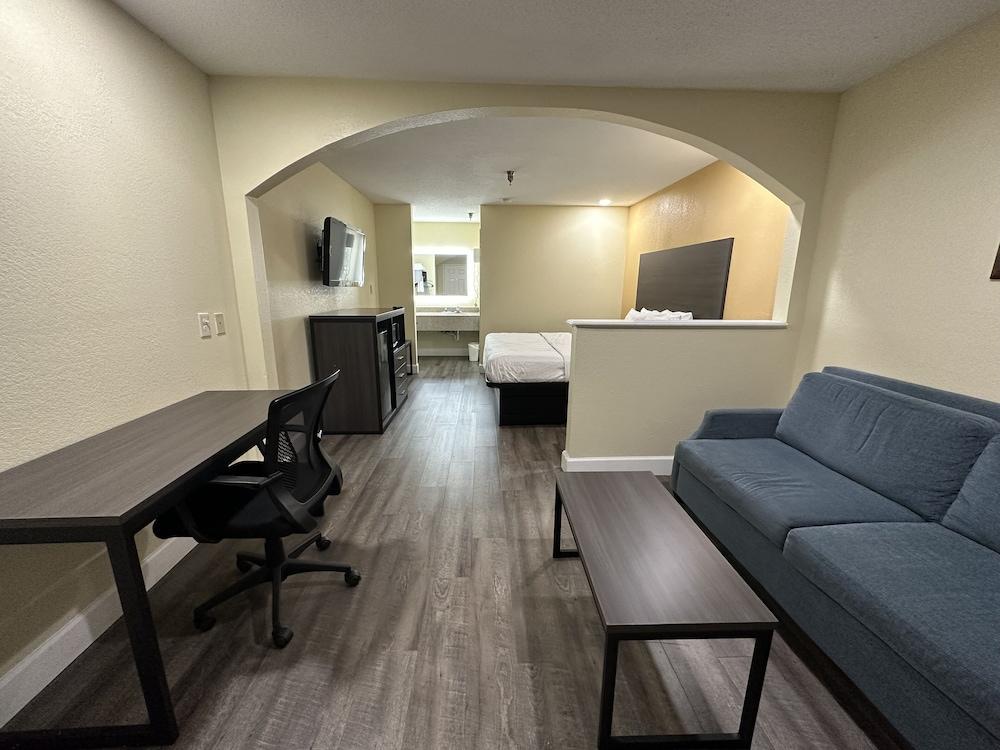 Rodeway Inn & Suites Highway 290 Northwest photo 7