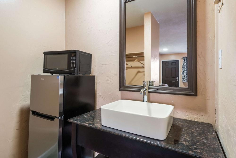 Rodeway Inn Modesto near Downtown photo 13