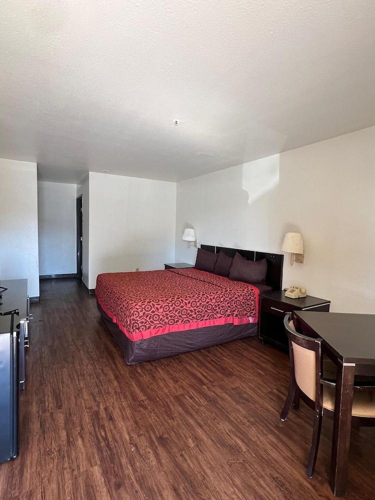 American Inn & Suites photo 3