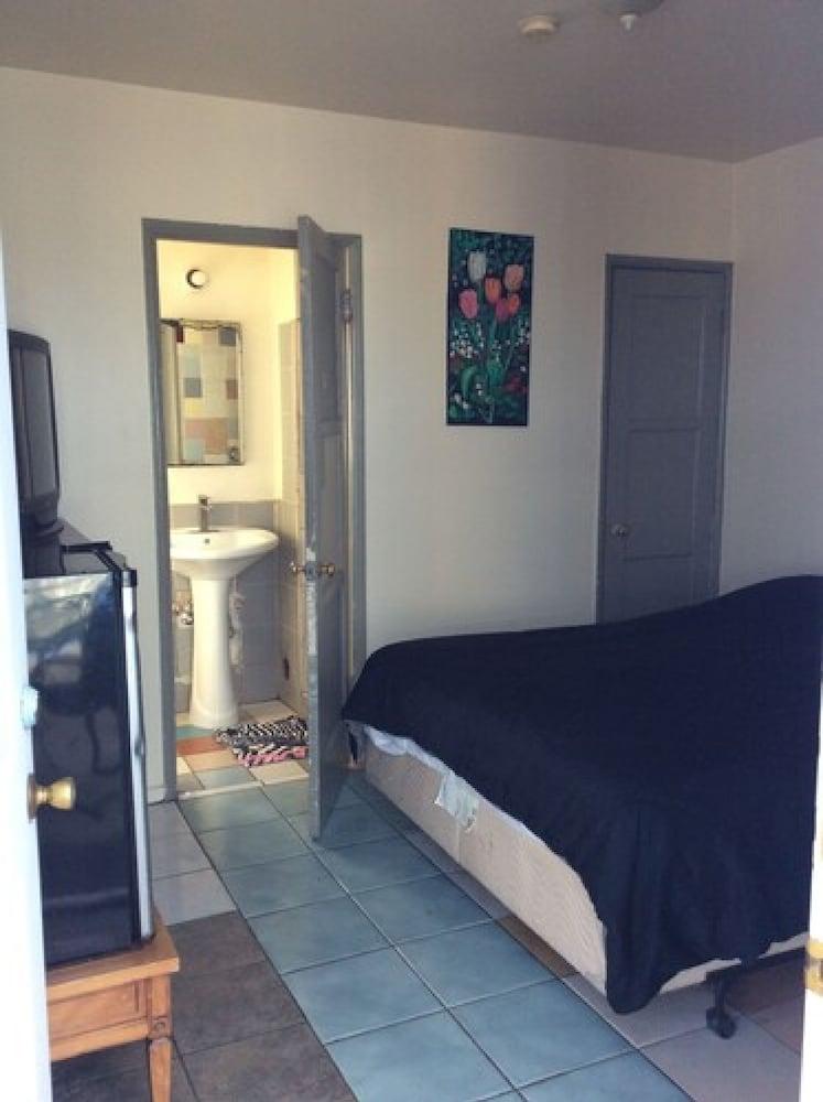 Pavilions Motel photo 22